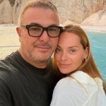 Ασυγκράτητος στη Μύκονο πασίγνωστος Έλληνας τραγουδιστής: Δεν σταματούσε να φιλά τη σύζυγό του στην παραλία