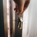 Συναγερμός για τους ιδιοκτήτες: Το μικρό σημάδι που μπορεί να έχουν αφήσει διαρρήκτες στην πόρτα σας