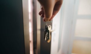 Συναγερμός για τους ιδιοκτήτες: Το μικρό σημάδι που μπορεί να έχουν αφήσει διαρρήκτες στην πόρτα σας