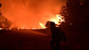 Δραματική η κατάσταση με τις φωτιές – Καίγονται τα πάντα – Κλείστε παράθυρα και πόρτες και φορέστε μάσκα