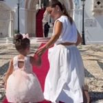 Η Μαρία Μενούνος γονατιστή στην Παναγία της Τήνου μαζί με την κόρη της: «Υπάρχουν κόκκινα χαλιά που αλλάζουν την ψυχή»