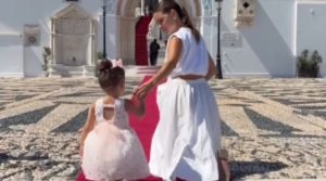 Η Μαρία Μενούνος γονατιστή στην Παναγία της Τήνου μαζί με την κόρη της: «Υπάρχουν κόκκινα χαλιά που αλλάζουν την ψυχή»