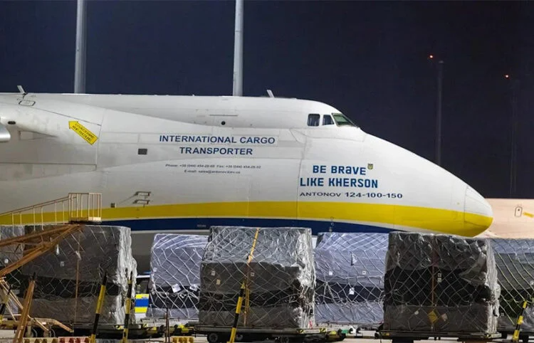 Συναγερμός στον αέρα: Αεροσκάφος cargo συγκρούστηκε με άγνωστο αντικείμενο – Θρίλερ με το τι συνέβη