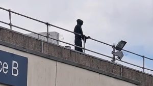Άνδρας ντυμένος Χάρος επισκέφθηκε νοσοκομείο και κοιτούσε επίμονα ασθενείς