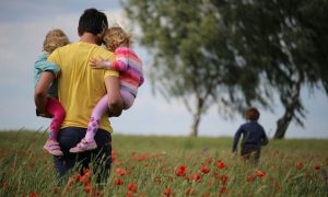 EKTAKTO EΠΙΔΟΜΑ 150 ΕΥΡΩ ΑΝΑ ΠΑΙΔΙ: ΠΟΙΟΙ ΠΛΗΡΩΝΟΝΤΑΙ ΤΕΛΗ ΑΥΓΟΥΣΤΟΥ