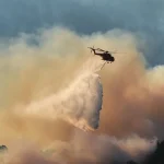 Συγκρούστηκαν δύο πυροσβεστικά ελικόπτερα που επιχειρούσαν στη φωτιά της Ψάθας – Εντοπίστηκαν τραυματισμένα δύο μέλη από τα πληρώματα