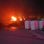 Μεγάλη ΦΩΤΙΑ ΤΩΡΑ σε εργοστάσιο στην Ελλάδα – Πυκνοί μαύροι καπνοί, ήχησε το 112