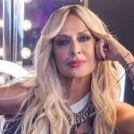 Όλοι μιλούν γι’ αυτή τη φωτογραφία: Η Άννα Βίσση ποζάρει στη Σαντορίνη και «ρίχνει» το Instagram