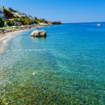 Ξέχασε τις ξαπλώστρες των 50 ευρώ: Το νησί του Σεπτεμβρίου που δεν αδειάζει το πορτοφόλι σου, έχει ζεστά νερά και υπέροχο φαγητό