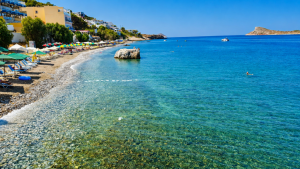 Ξέχασε τις ξαπλώστρες των 50 ευρώ: Το νησί του Σεπτεμβρίου που δεν αδειάζει το πορτοφόλι σου, έχει ζεστά νερά και υπέροχο φαγητό