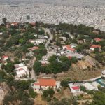 Το άγνωστο χωριό στο κέντρο της Αθήνας με τις ασβεστωμένες αυλές, τα βοσκοτόπια και την ωραία θέα