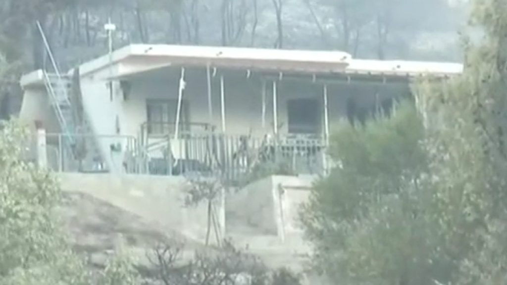 Σαλαμίνα: Αυτό ήταν το σπίτι των ηλικιωμένων που πέθαναν στη φωτιά – Φώναζαν «βοήθεια» μέχρι το τέλος