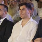 ΣΑΛΟΣ στην Κύπρο: Ο Φειδίας Παναγιώτου πήγε με σορτς στην εκδήλωση μνήμης για Ισαάκ και Σολωμού – – Θύελλα αντιδράσεων και Οργή στα social media