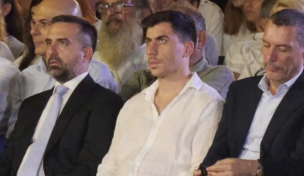 ΣΑΛΟΣ στην Κύπρο: Ο Φειδίας Παναγιώτου πήγε με σορτς στην εκδήλωση μνήμης για Ισαάκ και Σολωμού – – Θύελλα αντιδράσεων και Οργή στα social media