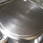 Κάντε τα μαγειρικά σας σκεύη σαν καινούργια: 3 φυσικοί τρόποι για να εξαφανίσετε τα καμένα