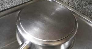 Κάντε τα μαγειρικά σας σκεύη σαν καινούργια: 3 φυσικοί τρόποι για να εξαφανίσετε τα καμένα