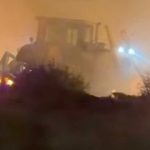 Εκσκαφέας δίνει μάχη με τις φλόγες ανοίγοντας αντιπυρική ζώνη