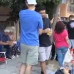 Πολίτες κοιμούνται έξω από αστυνομικό τμήμα για να βγάλουν διαβατήριο με την παλιά ταυτότητα