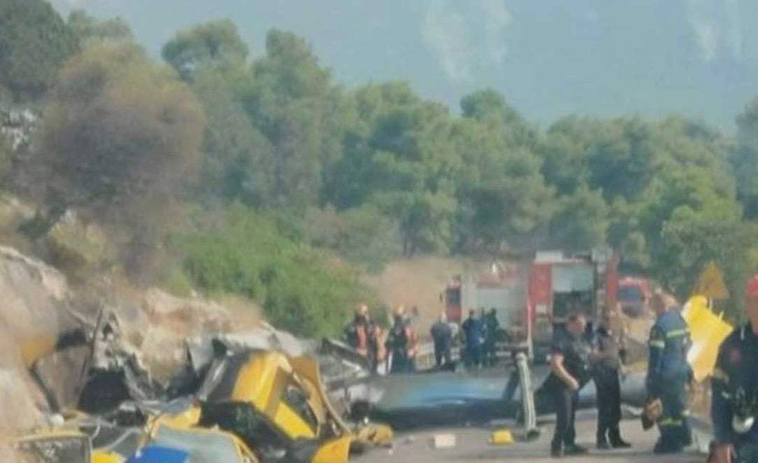 Εικόνα σοκ από τα συντρίμμια του ελικοπτέρου στη Ψάθα – Στο νοσοκομείο χωρίς τις αισθήσεις τους τα δύο άτομα του πληρώματος