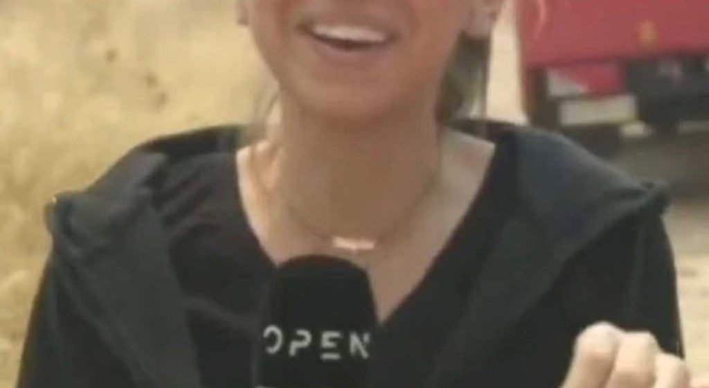 Δημοσιογράφος του Open γελούσε κατά τη διάρκεια ζωντανής σύνδεσης από τη φωτιά