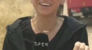 Δημοσιογράφος του Open γελούσε κατά τη διάρκεια ζωντανής σύνδεσης από τη φωτιά