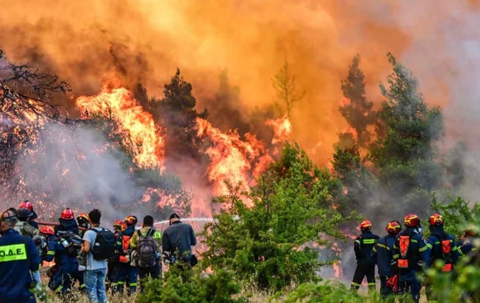 ΣΥΝΑΓΕΡΜΟΣ ΤΩΡΑ ΣΤΗΝ ΑΤΤΙΚΗ - ΟΙ ΦΛΟΓΕΣ ΔΙΠΛΑ ΣΤΑ ΦΩΤΙΑ