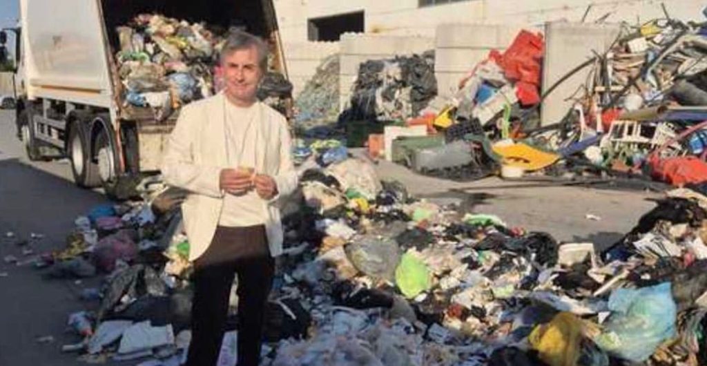 Κέρδισε στο λότο 1 εκατομμύριο και πέταξε το δελτίο στα σκουπίδια – Σάρωσε τη χωματερή και το βρήκε άθικτο