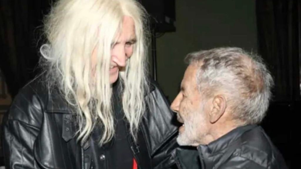 Ο Νίκος Καρβέλας ερμηνεύει το «Έξω φυσάει και βρέχει» και ο Σταύρος Ξαρχάκος απάντησε