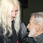 Ο Νίκος Καρβέλας ερμηνεύει το «Έξω φυσάει και βρέχει» και ο Σταύρος Ξαρχάκος απάντησε