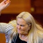 Χαμός στη Βουλή του Κοσόβου – Βουλευτής πέταξε αυγά στον υπηρεσιακό πρωθυπουργό