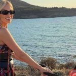 Κατερίνα Καινούργιου: Αγκαλιά με την τεσσάρων μηνών κόρη της με φόντο το ηλιοβασίλεμα της Πάρου