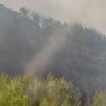 Εντυπωσιακό φαινόμενο στο Μουζάκι: Ανεμοστρόβιλος σχηματίστηκε μέσα στο πύρινο μέτωπο