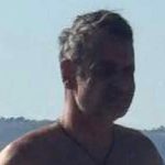 Για πρωινό μπάνιο ο Κυριάκος Μητσοτάκης μετά το ατύχημα που είχε με το ποδήλατό του