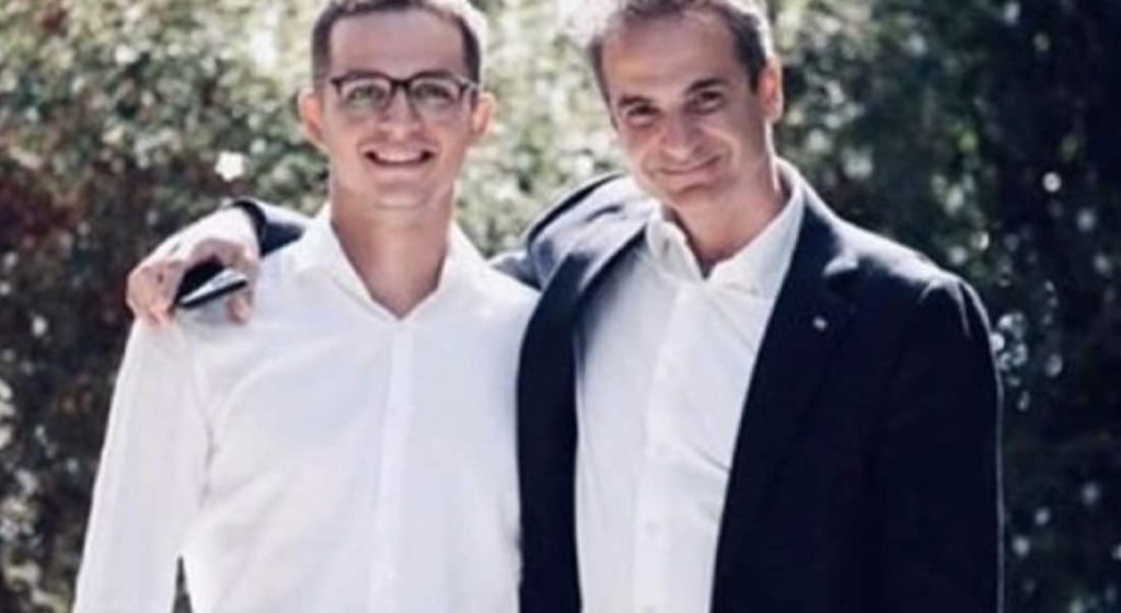 Κυριάκος και Κωνσταντίνος Μητσοτάκης μαζί: Καλοκαίρι για πατέρα και γιο στα Χανιά – Η φωτογραφία δίπλα στη θάλασσα