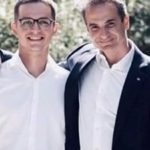 Κυριάκος και Κωνσταντίνος Μητσοτάκης μαζί: Καλοκαίρι για πατέρα και γιο στα Χανιά – Η φωτογραφία δίπλα στη θάλασσα