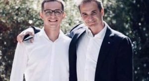 Κυριάκος και Κωνσταντίνος Μητσοτάκης μαζί: Καλοκαίρι για πατέρα και γιο στα Χανιά – Η φωτογραφία δίπλα στη θάλασσα