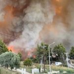 ΜΕΓΑΛΗ ΦΩΤΙΑ ΤΩΡΑ ΣΤΗΝ ΕΛΛΑΔΑ – ΕΚΤΟΣ ΕΛΕΓΧΟΥ Η ΠΥΡΙΝΗ ΛΑΙΛΑΠΑ – ΜΑΖΙΚΗ ΦΥΓΗ ΚΑΤΟΙΚΩΝ ΚΑΙ ΠΑΡΑΘΕΡΙΣΤΩΝ