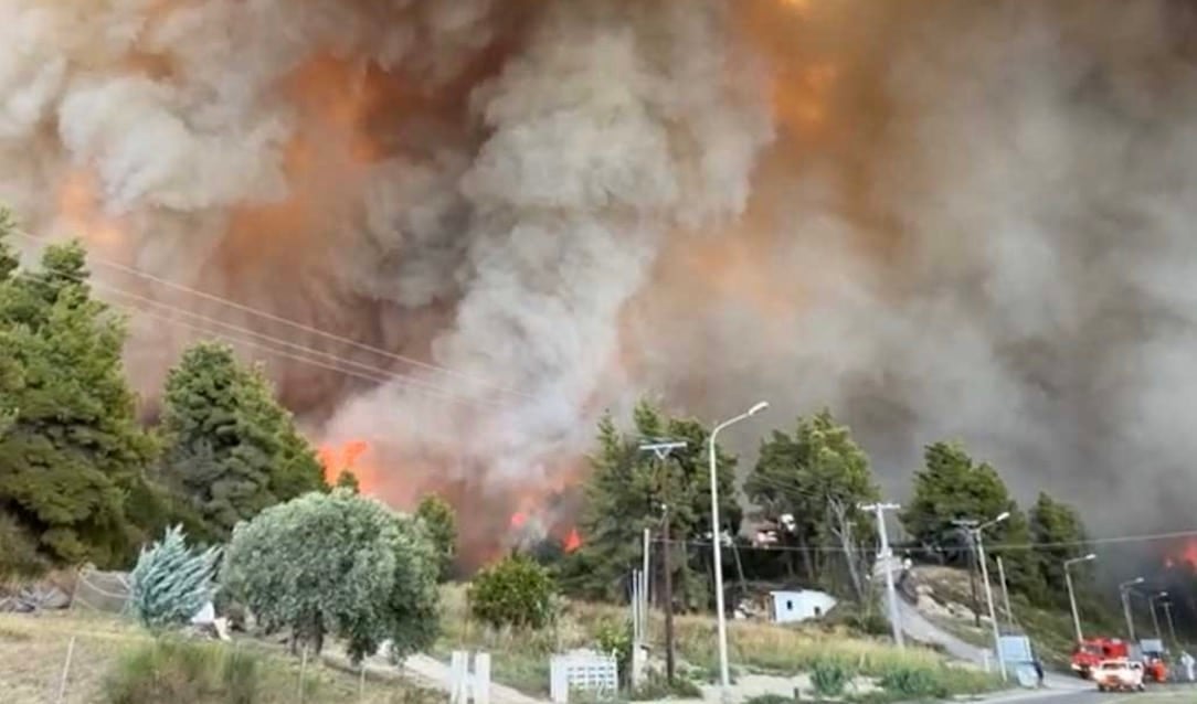 ΜΕΓΑΛΗ ΦΩΤΙΑ ΤΩΡΑ ΣΤΗΝ ΕΛΛΑΔΑ - ΕΚΤΟΣ ΕΛΕΓΧΟΥ Η ΠΥΡΙΝΗ ΛΑΙΛΑΠΑ - ΜΑΖΙΚΗ ΦΥΓΗ ΚΑΤΟΙΚΩΝ ΚΑΙ ΠΑΡΑΘΕΡΙΣΤΩΝ