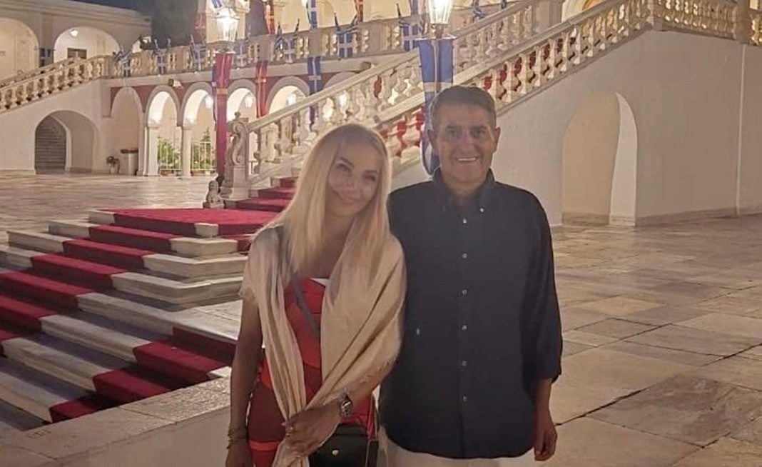 Μεσσαροπούλου – Μυλωνάκης: «Παναγιά μου, σε ευχαριστούμε» – Προσκύνησαν στη Μεγαλόχαρη και την Εκατονταπυλιανή