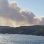 Φωτιά στη Σκύρο: Εκκενώθηκαν δύο οικισμοί μετά από μηνύματα του 112 – Στη μάχη 10 εναέρια μέσα