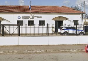Ρομά τα έκαναν γυαλιά καρφιά στο Αστυνομικό Τμήμα για να απελευθερώσουν φίλο τους