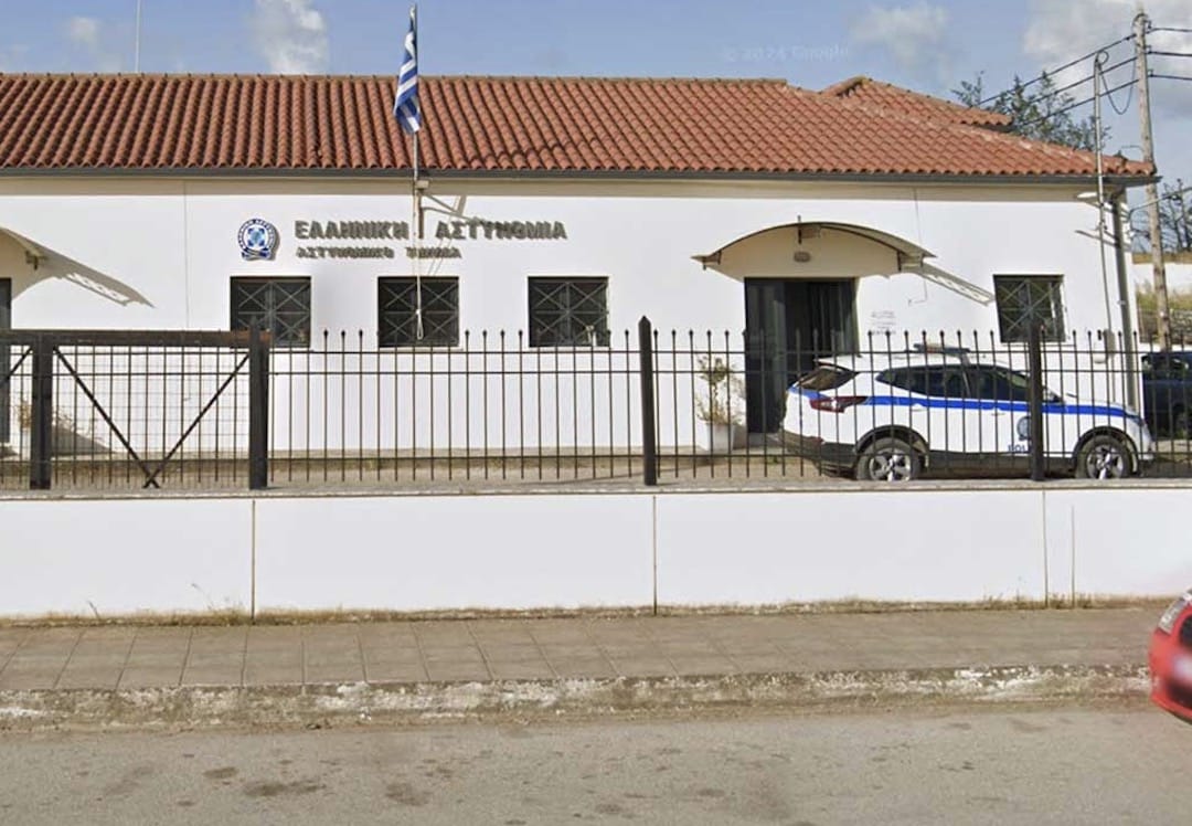 Ρομά τα έκαναν γυαλιά καρφιά στο Αστυνομικό Τμήμα για να απελευθερώσουν φίλο τους