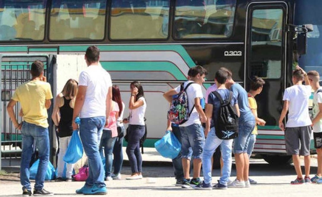 Σχολικές εκδρομές: Ο καθηγητής θα επιβλέπει ακόμη και την ταχύτητα του λεωφορείου