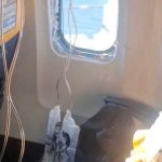 Αγωγή εκατομμυρίων κατά της Ryanair από τον επιβάτη που βρέθηκε μισός έξω από το αεροπλάνο σε πτήση από τη Θεσσαλονίκη