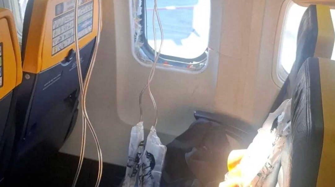 Αγωγή εκατομμυρίων κατά της Ryanair από τον επιβάτη που βρέθηκε μισός έξω από το αεροπλάνο σε πτήση από τη Θεσσαλονίκη