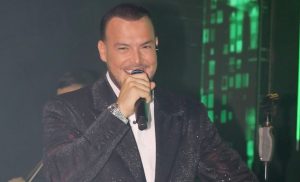 Σάκης Αρσενίου: Δύσκολες ώρες για τον γνωστό τραγουδιστή – Μεταφέρθηκε εκτάκτως στο νοσοκομείο