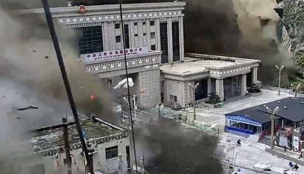 Αυξάνονται διαρκώς τα θύματα, φόβοι για εκατοντάδες νεκρούς στο Νεπάλ: Τα σενάρια για το πώς προκλήθηκε το χάος