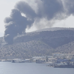 ΕΚΤΑΚΤΟ: ΕΚΡΗΞΕΙΣ ΤΩΡΑ ΣΤΗ ΣΑΛΑΜΙΝΑ ΑΠΟ ΤΗ ΦΩΤΙΑ – Εκκενώθηκαν δύο περιοχές – Tρoμακτικές Εικόνες στο όριο του Ναυστάθμου