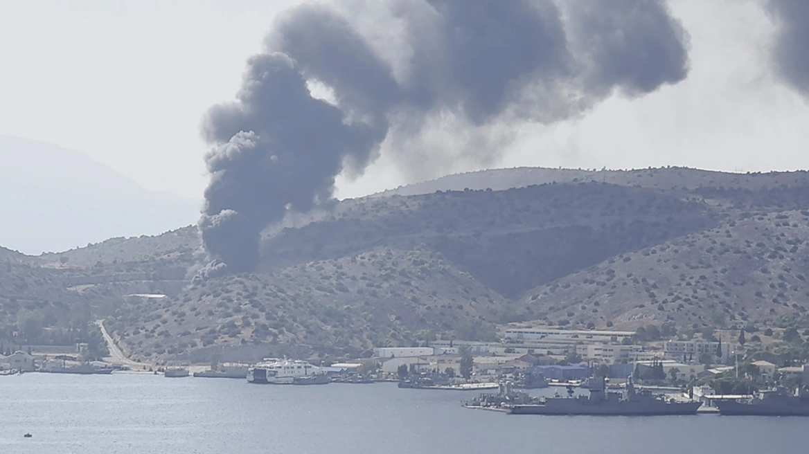 ΕΚΤΑΚΤΟ: ΕΚΡΗΞΕΙΣ ΤΩΡΑ ΣΤΗ ΣΑΛΑΜΙΝΑ ΑΠΟ ΤΗ ΦΩΤΙΑ – Εκκενώθηκαν δύο περιοχές – Tρoμακτικές Εικόνες στο όριο του Ναυστάθμου