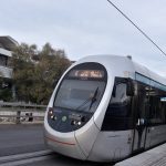 Τρόμος στο Τραμ στη Βούλα: Άνδρας σε κατάσταση αμόκ μαχαίρωσε επιβάτη και απείλησε τον οδηγό